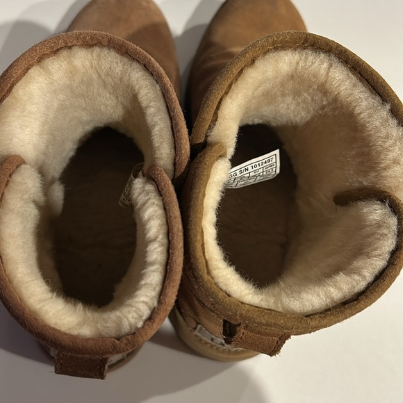 UGG Women’s low boot - Picture 3 of 4